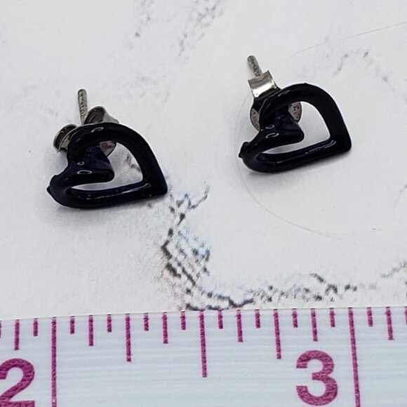 Black Heart Bended Metal Geometric Stud Earrings - Picture 2 of 4